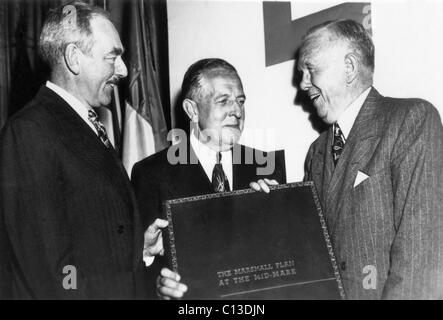 THE AMERICAN PARADE, from left: Secretary of State Dean Acheson and Administrator Paul Hoffman present a bound report on the 'Marshall Plan' for European recovery to George Marshall on its second anniversary in 1950, 'The General' (aired December 5, 1974), 1974 Stock Photo