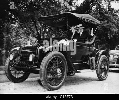 Rockefeller Family. From left: Abby Aldrich Rockefeller and husband John D. Rockefeller Jr. in an experimental electric car, Tarrytown, New York, July 4, 1943 Stock Photo