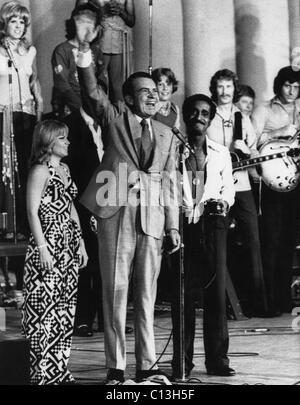 Nixon Presidency. From left: Head of Young Voters for the President Pam Powell, US President Richard Nixon, and Sammy Davis, Jr. at a campaign rally for young supporters, 1972 Stock Photo