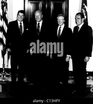 President Ronald Reagan with former presidents Gerald Ford, Jimmy Carter, Richard Nixon in the White House in the 1980s Stock Photo