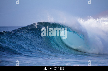 Big Wave, Oahu, Hawaii, USA. The ultimate Wave - side view of large wave, tubing wave crashing onto tropical beach - backdoor pipeline. Stock Photo