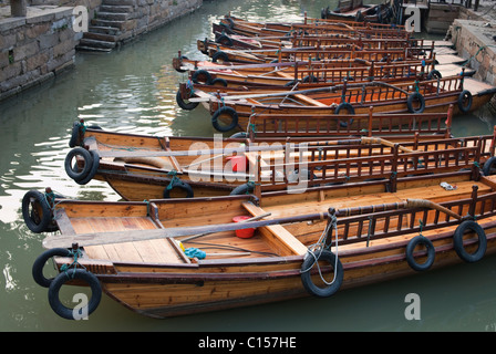 Tourist boats in Tongli canal village, Suzhou, Jiangsu province, China Stock Photo