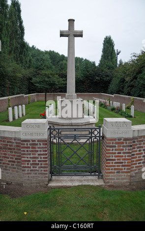 The entrance gate and Cross of Sacrifice in CWGC Colne Valley Cemetery, in Boezinge, near Ieper, Belgium. Stock Photo
