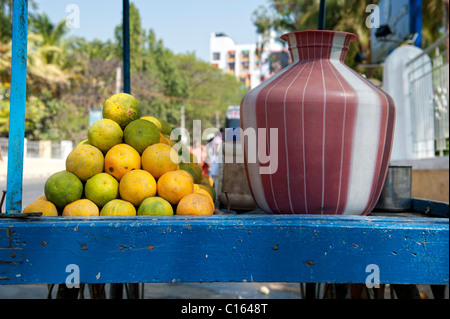 Oranges on a cart in indian that make freshly squeezed orange juice. Andhra Pradesh, India Stock Photo