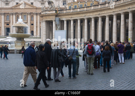 Queue to the Vatican museums at Piazza San Pietro square Vatican city ...