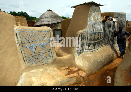 Abstract fresco murals painted by Gurunsi women on the walls of the fortified homes in Tiebele, Burkina Faso, West Africa Stock Photo