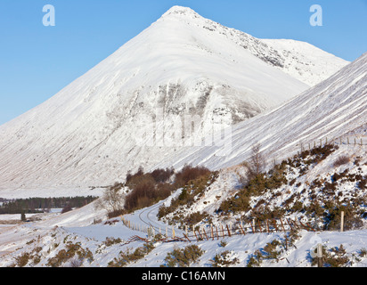 Mountainside railway with view towards Beinn Dorain Stock Photo