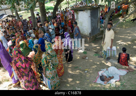 Large patient masses waiting outside an outpatient clinic run by the German aid organisation Aerzte fuer die Dritte Welt Stock Photo