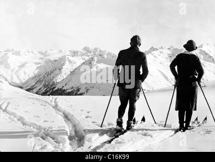 Historic photograph, couple skiing, panoramic view of the Alps Stock Photo