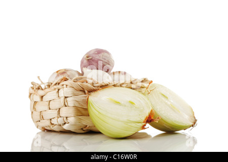 Cut Onion (Allium cepa) with Solo Garlic (Allium Sativum) in a bast basket Stock Photo