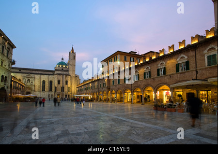 Piazza del Popolo, San Lorenzo and arcades, Ascoli Piceno, Marche, Italy, Europe Stock Photo