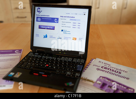 completing the 2011 census questionnaire online at home on a laptop computer uk gb Stock Photo