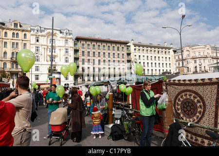 Flea market at the Naschmarkt, famous Viennese market, Majolikahaus, art nouveau house, Jugendstilhaus an Linke Wienzeile Stock Photo