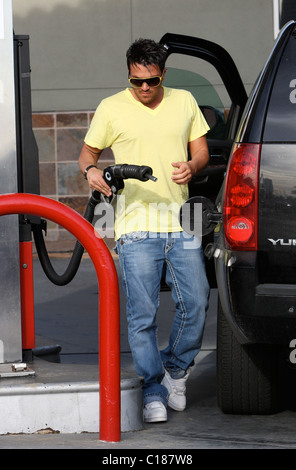 Peter Andre with his father filling up the car at a 76 Gas station. Los Angeles, California, USA - 28.02.09 : Michael Stock Photo