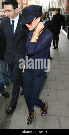 Victoria Beckham leaving Claridges hotel this morning London, England - 13.03.09 Stock Photo