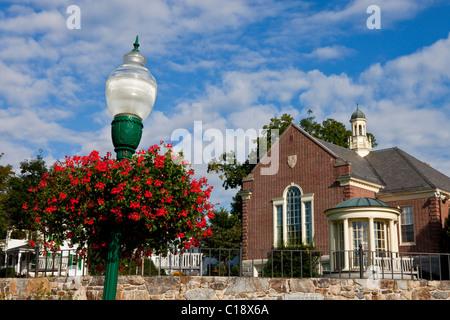 Camden Maine public library and red flowers on a lamppost Stock Photo