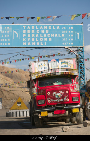 Painted truck under a sign board on the Leh-Manali Highway at Karoo, (Ladakh) Jammu & Kashmir, India Stock Photo
