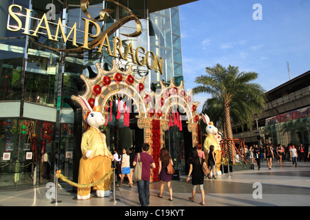 BANGKOK, THAILAND - MARCH 12, 2017: Gaysorn Village Shopping Mall, a luxury  shopping mall is showing Louis Vuitton collection in Bangkok, Thailand ear  Stock Photo - Alamy
