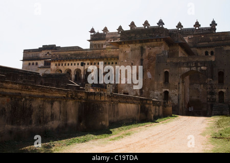 Walkway along surrounding wall of a fort, Orchha Fort, Orchha, Madhya Pradesh, India Stock Photo