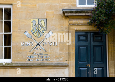 Rowing painted crest on an Oxford college wall Stock Photo