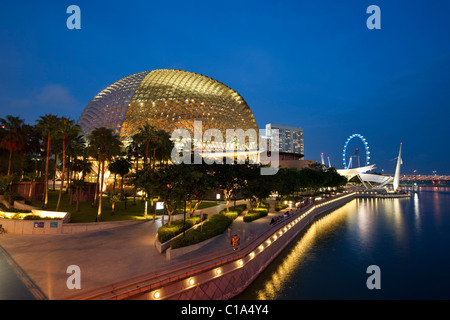 Esplanade - Theatres on the Bay building and Singapore Flyer at dusk.  Marina Bay, Singapore Stock Photo