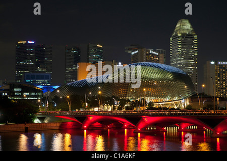 Esplanade Bridge and the Esplanade - Theatres on the Bay building illuminated at night, Singapore Stock Photo