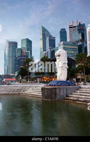 The Merlion Statue with the city skyline in the background, Marina Bay, Singapore Stock Photo