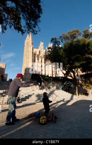 ES - MALLORCA: La Seu Cathedral at Palma de Mallorca with street artist, Spain Stock Photo