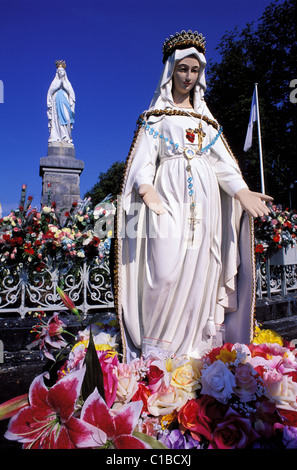 France, Hautes Pyrenees, Lourdes, virgin statue on the rosaries esplanade Stock Photo