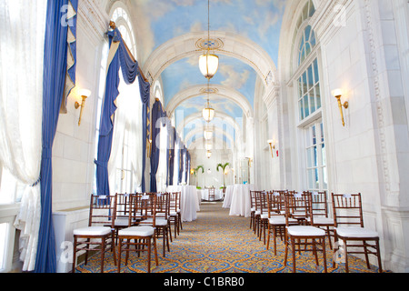 WEDDING THE HERMITAGE HOTEL NASHVILLE TENNESSEE TN INTERIOR ARCHITECTURE OLD CLASSY HOTEL DECORATED DECOR CHAIRS ROWS CEREMONY Stock Photo