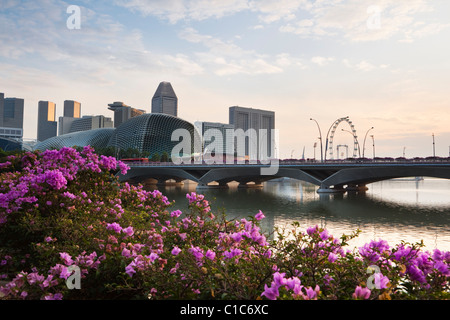 Esplanade Bridge and Theatres on the Bay building at dawn, Singapore Stock Photo