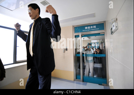 The world's tallest person, Zhang Juncai, (who stands at 7ft 9ins tall) visits Yao Defen (who is the world's tallest living Stock Photo
