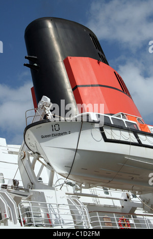 Lifeboat and funnel of the Cunard Queen Elizabeth II docked at Circular Quay in Sydney, NSW, Australia Stock Photo