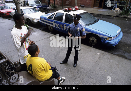 United States, New York City, Manhattan (Upper West Side), female police officer talking with teenagers Stock Photo