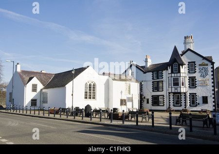 Beaumaris, Isle of Anglesey (Ynys Mon), North Wales, UK, Europe. The Old Courthouse museum and White Lion Hotel Stock Photo