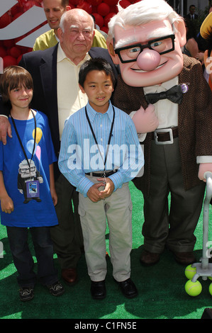 Ed Asner and Jordan Nagai Los Angeles Premiere of 'Up' held at The El Capitan Theatre. Hollywood, California, USA - 16.05.09  : Stock Photo