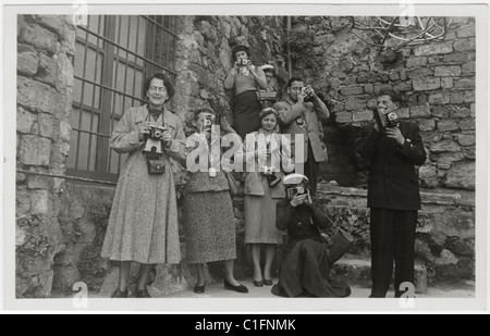 Postcard of Camera Club members taking photographs of a tourist site in Sicily, Italy  - circa 1940's  1950's, pastimes Stock Photo