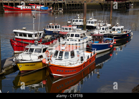 WHITBY FISHING VILLAGE RIVER ESK ESTUARY PORT HARBOUR RAILWAY BOAT Stock Photo: 18314972 - Alamy