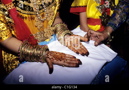 Indonesia, Sulawesi, Palu, Moslem wedding, Hands painted in the henna Stock Photo
