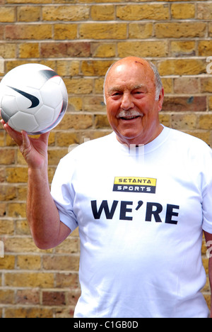 Jimmy Greaves promotes the new 'Saint & Greavsie' TV show as part of Setanta's FA Cup Final coverage outside Frank PR offices Stock Photo