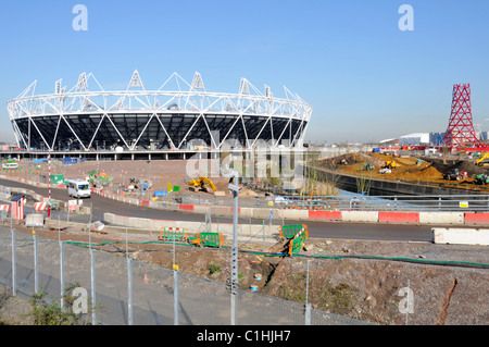 Building construction site work in progress 2012 Olympic & Paralympic Games stadium & Anish Kapoor Orbit sculpture tower London Stratford England UK Stock Photo