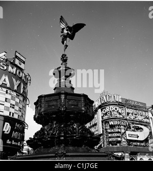 London, 1950s. Piccadilly Circus and the Shaftesbury Memorial Fountain & the statue of Anteros, commonly known as the Eros statue. Stock Photo