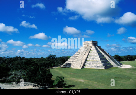 Mexico, Yucatan State, Mayan site of Chichen Itza, castle or pyramid of Kukulcan Stock Photo