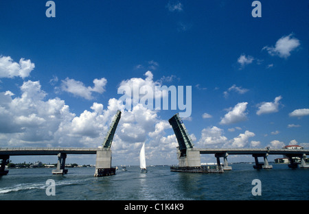 The Pinellas Bayway drawbridge at St. Petersburg opens to boats sailing up and down the Gulf Coast of Florida, USA, on the Intracoastal Waterway. Stock Photo