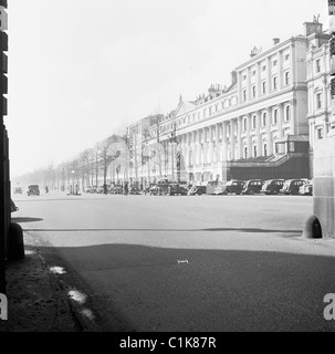 1950s, photograph by J Allan Cash of the Mall with cars of the era, from under Admiralty Arch, London, linking Trafalgar Sq and Buckingham Palace. Stock Photo