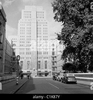 1950s, historical, cars of the era in a road outside the Senate House of the  University of London, Bloomsbury, built in the Art Deco style. Stock Photo