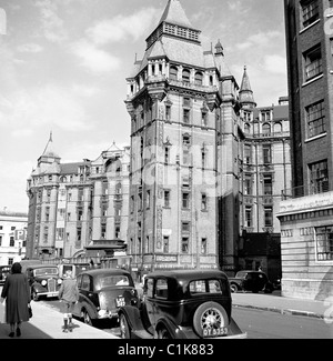 1950s, cars parked in Gower St outside the distinctive Cruciform building of the University College Hospital, London, designed by Alfred Waterhouse. Stock Photo