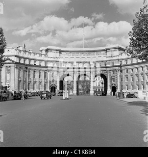 1950s, Admiralty Arch, a landmark building off Trafalgar Square, giving road and pedestrian access to The Mall, that leads to Buckingham Palace. Stock Photo