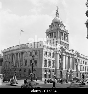 1950s, a view of London's central criminal court, The Old Bailey. Opened in 1907, on the dome above the court, is the bronze statue of Lady Justice. Stock Photo