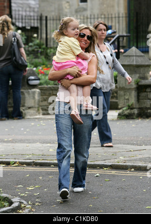 Geri Halliwell and her daughter Bluebell Madonna read to the children ...